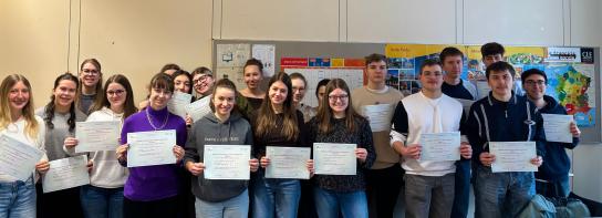 Herzlichen Glückwunsch an unsere DELF-B1-Absolventinnen und -Absolventen!