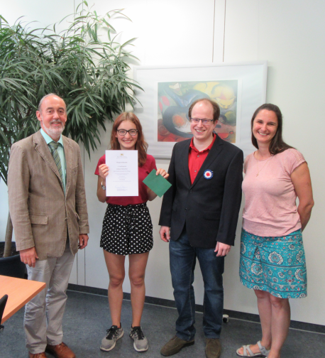 Landespreis: Landessiegerin Juliane Schertler mit (v. l. n. r.) Schulleiter Bernhard Meyer, Stefan Weber (Fachvorsitzender Französisch) und Andréline Mazeron (Französischlehrerin der Klasse 10e)