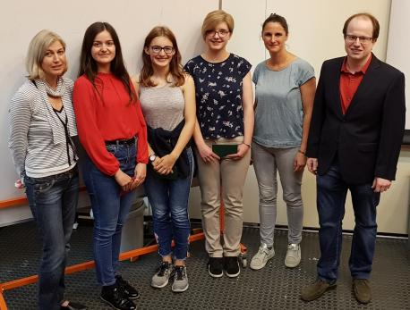 (v. l. n. r.): Julia Rupp (Englisch/Spanisch), Isabell-Sefija Duric, Juliane Schertler, Lena Maunz, Andréline Mazeron (Französischlehrerin der Klasse 10e) und Stefan Weber (Fachvorsitzender Französisch)